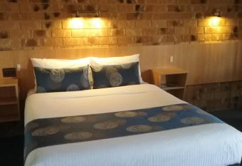 Werribee Park Motor Inn has rooms with a private hot tub