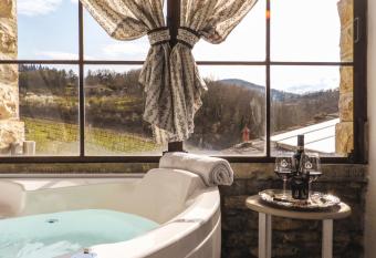 Tenuta Cortedomina has rooms with a private hot tub