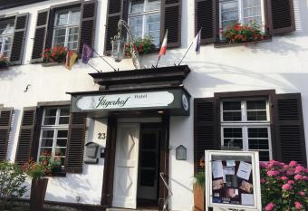 Hotel J  gerhof Kettwig allows 18 year olds to book a room