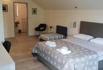 KE-TO Zagreb Airport Rooms has Smoking/Balcony rooms