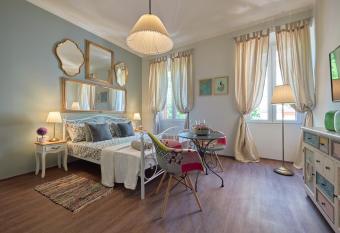 Old City Studios allows 18 year olds to book a room