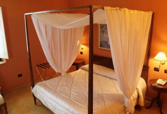 Hotel Ristorante Vecchia Vibo allows 18 year olds to book a room