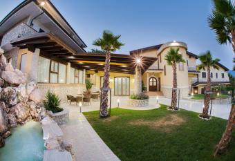 Villa Santa Caterina has Balcony rooms