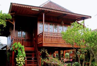 Oemah Kajoe Lembang has Balcony rooms