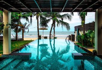 Baan SanSuk Pranburi - Beach Front & Pool Villa has Balcony rooms