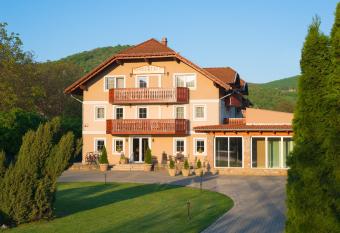 Hotel Honti Wellness   s Konferencia Sz  lloda has Balcony rooms