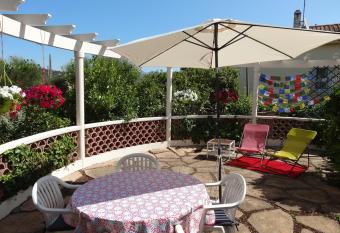 La Mascotte-bas de villa confort, jardin et terrasse priv  e allows 18 year olds to book a room