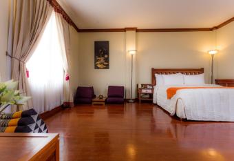 Royal Angkor Resort & Spa has rooms with a private hot tub