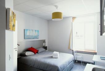 SmartAppart Saint Nazaire allows 18 year olds to book a room