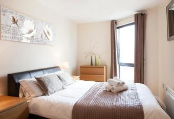 Cheltenham Plaza Apartments has Balcony rooms