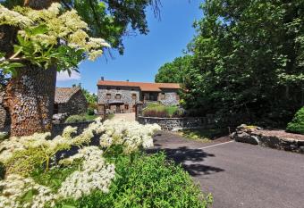 Le clos des pierres rouges allows 18 year olds to book a room