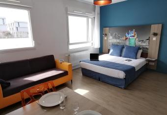 Appart-Hotel Mer & Golf City Ile de Nantes allows 18 year olds to book a room