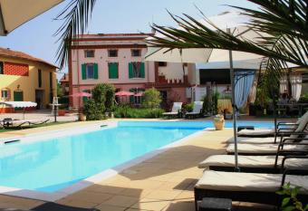 B&B Villa Rossella con piscina allows 18 year olds to book a room