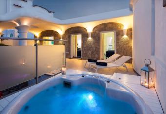 Ischia Blu Resort has rooms with a private hot tub