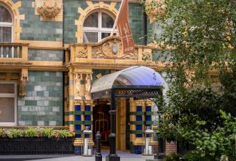 Taj 51 Buckingham Gate Suites and Residences has rooms with a private hot tub