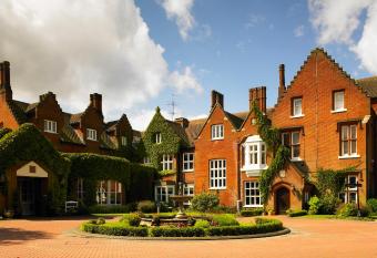 Sprowston Manor Hotel, Golf & Country Club allows 18 year olds to book a room