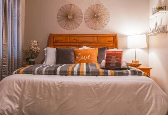 Playpark Lodge has rooms with a private hot tub