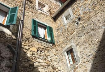 La casa nel borgo antico allows 18 year olds to book a room