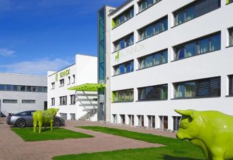 Bonnox Boardinghouse & Hotel allows 18 year olds to book a room