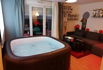 Joli Appartement Coquet has Balcony rooms