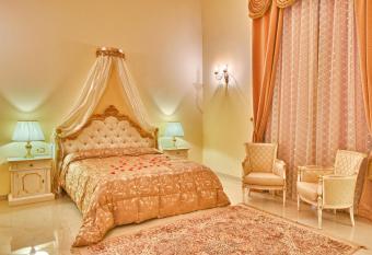 Castello Conti Filo has rooms with a private hot tub