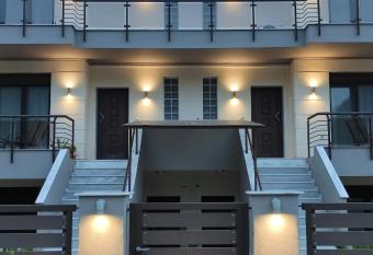 Sunny Siviri has Balcony rooms