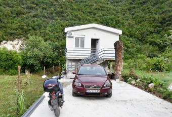 Gavros apartmani has Smoking/Balcony rooms