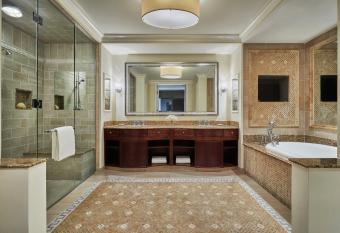 The Ocean Club, A Four Seasons Resort, Bahamas has rooms with a private hot tub