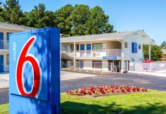 Motel 6 Longview, TX has Smoking rooms