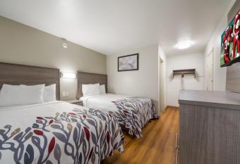 Red Roof Inn San Antonio E - Frost Bank Center has Smoking rooms