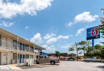 Motel 6 Victoria allows 18 year olds to book a room