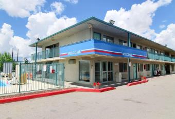 Motel 6 Gallup allows 18 year olds to book a room