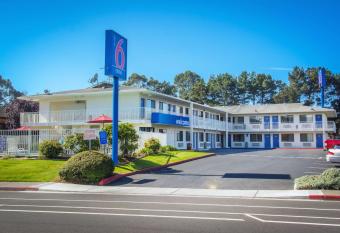 Motel 6-Arcata, Ca Cal Poly Humboldt allows 18 year olds to book a room
