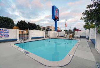 Motel 6 Santa Clara, Ca allows 18 year olds to book a room