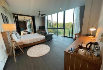 Zensala Riverpark Resort-SHA Extra Plus has rooms with a private hot tub