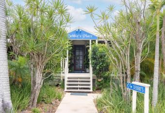 Debbie s Place has Balcony rooms