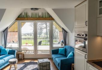 Urlaub mit Ostseeblick, Schwimmbad, Sauna & direkte Strandlage allows 18 year olds to book a room