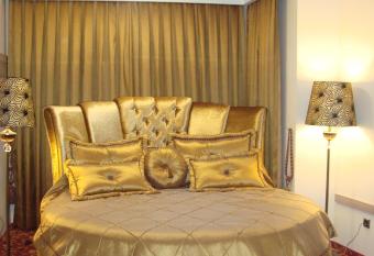 Hotel Guven has rooms with a private hot tub