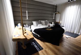 Magnifique Luxury Suites has rooms with a private hot tub