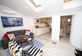 Sweet Suite with free private parking allows 18 year olds to book a room