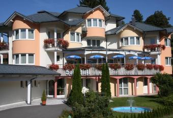 Waldschl  ssl has Balcony rooms