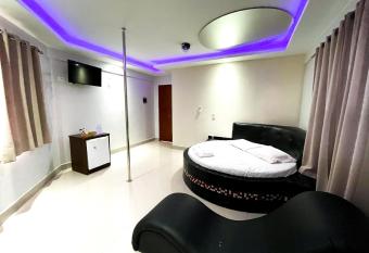 Motel Gold allows 18 year olds to book a room