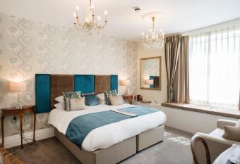 Royal Seven Stars Hotel allows 18 year olds to book a room