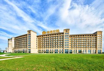 The QUBE Hotel Shanghai Sanjiagang - Pudong International Airport allows 18 year olds to book a room