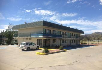 Travelodge by Wyndham Raton has Smoking rooms
