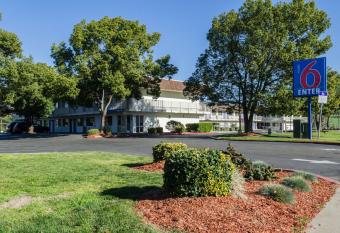 Park Inn by Radisson, Turlock allows 18 year olds to book a room