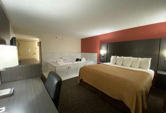 Chicago Club Inn & Suites has rooms with a private hot tub