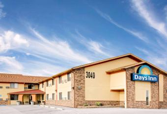 Days Inn by Wyndham Fort Dodge has rooms with a private hot tub