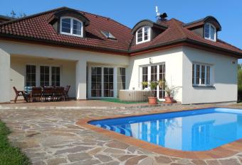 Vila Plana nad Luznici has rooms with a private hot tub