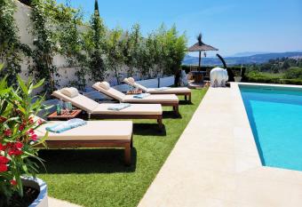 Le Nid Bleu allows 18 year olds to book a room